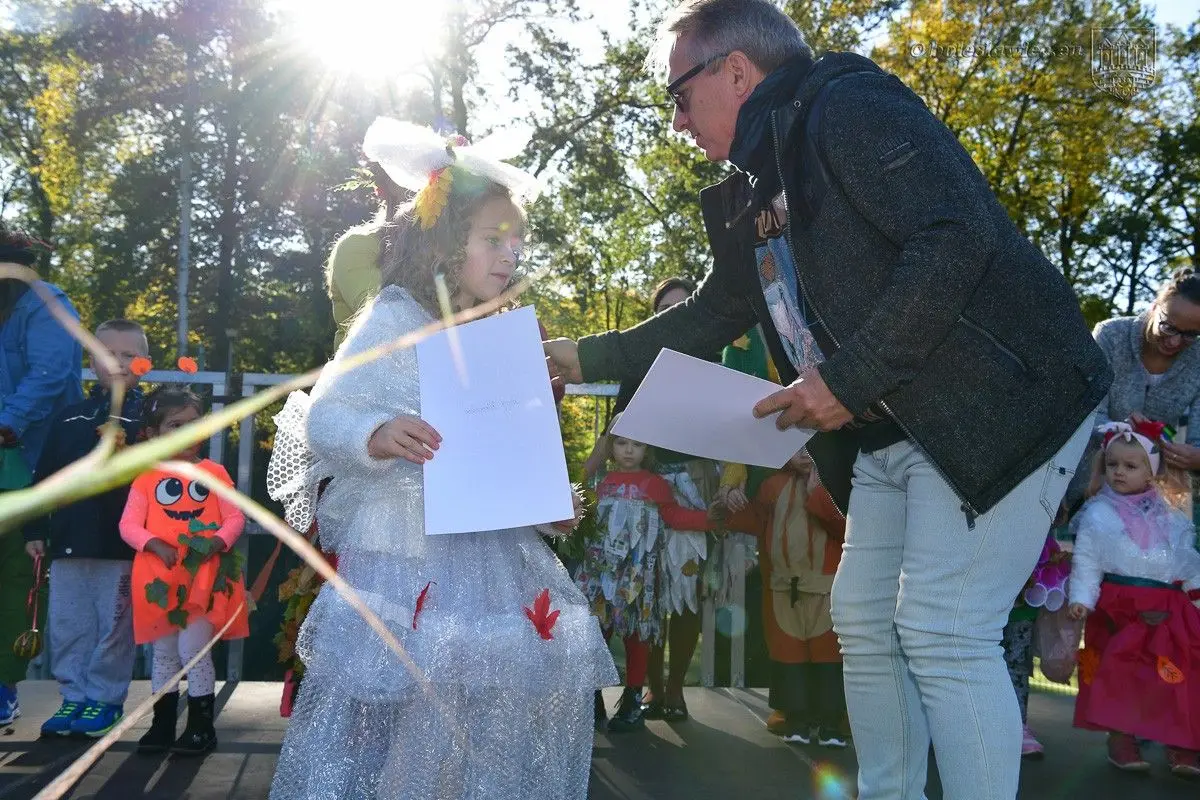 Позаду пікнік дошкільнят
