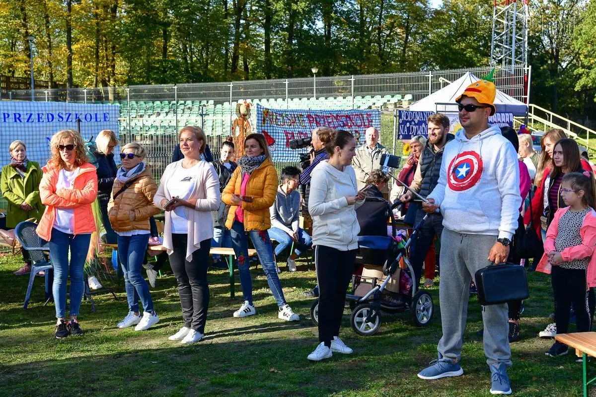 Позаду пікнік дошкільнят