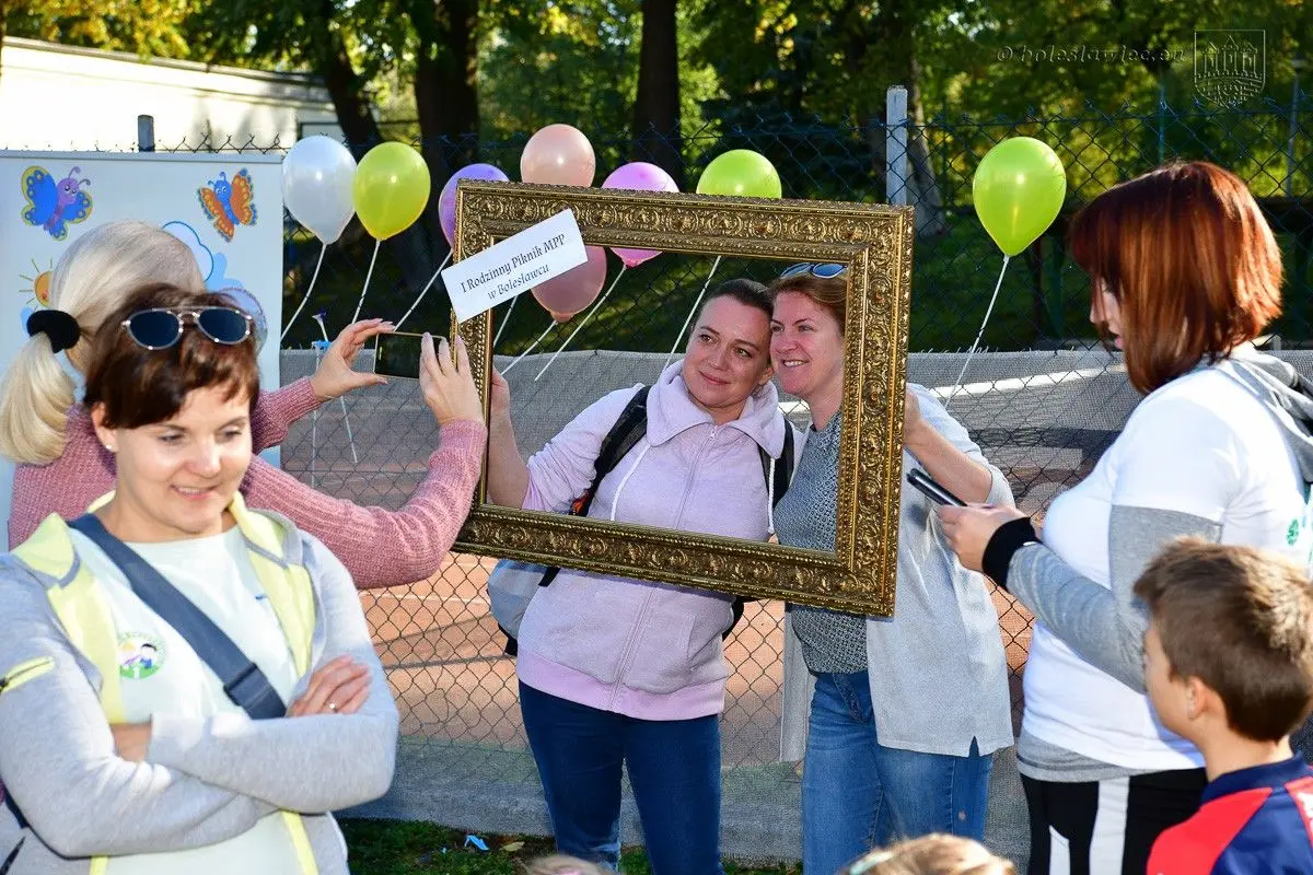 Позаду пікнік дошкільнят