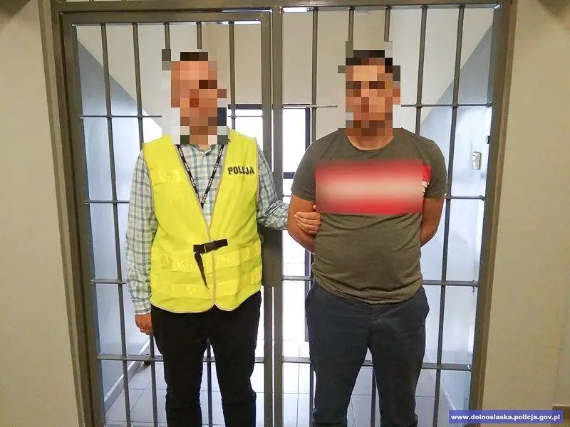 Видавав себе за поліцейського, виманив у матері та доньки... 35 тисяч злотих. Його заарештовано