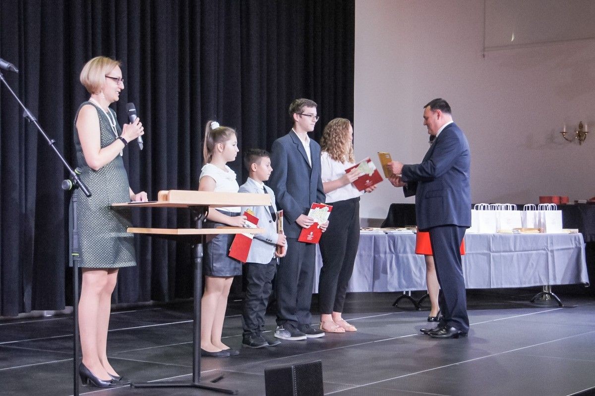 Najlepsi nauczyciele i uczniowie z gminy Nowogrodziec uhonorowani