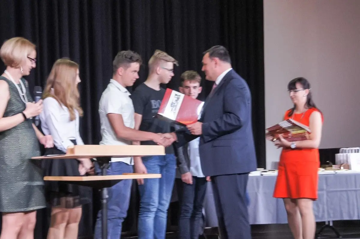 Najlepsi nauczyciele i uczniowie z gminy Nowogrodziec uhonorowani