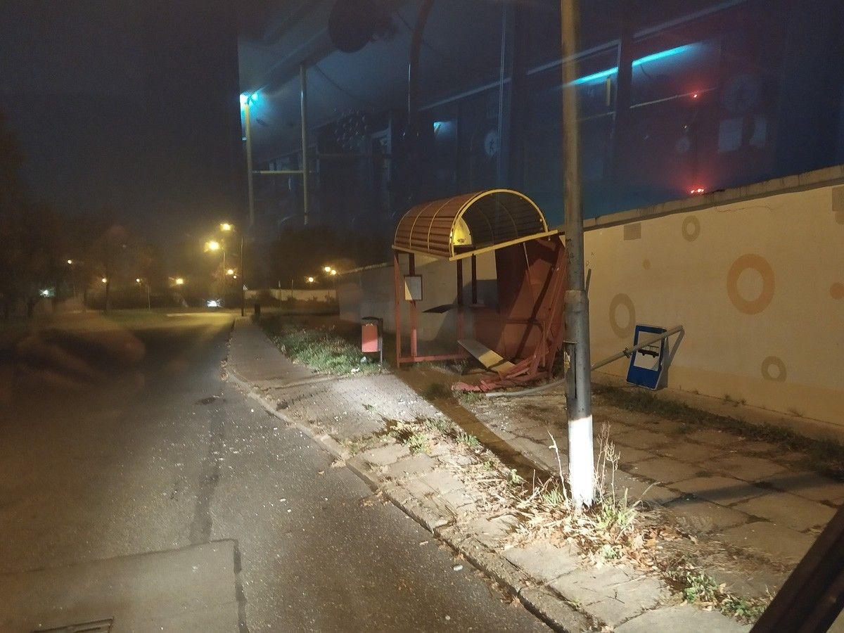 Zdemolowany przystanek przy ul. Gałczyńskiego w Bolesławcu