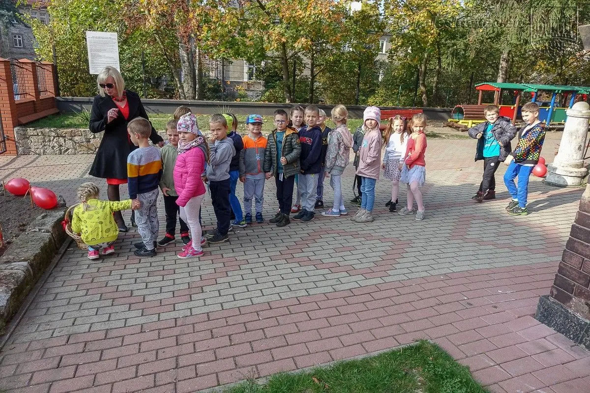 Przedszkolaki posadziły „Tulipany Mocy”, aby wesprzeć ciężko chore dzieciaki