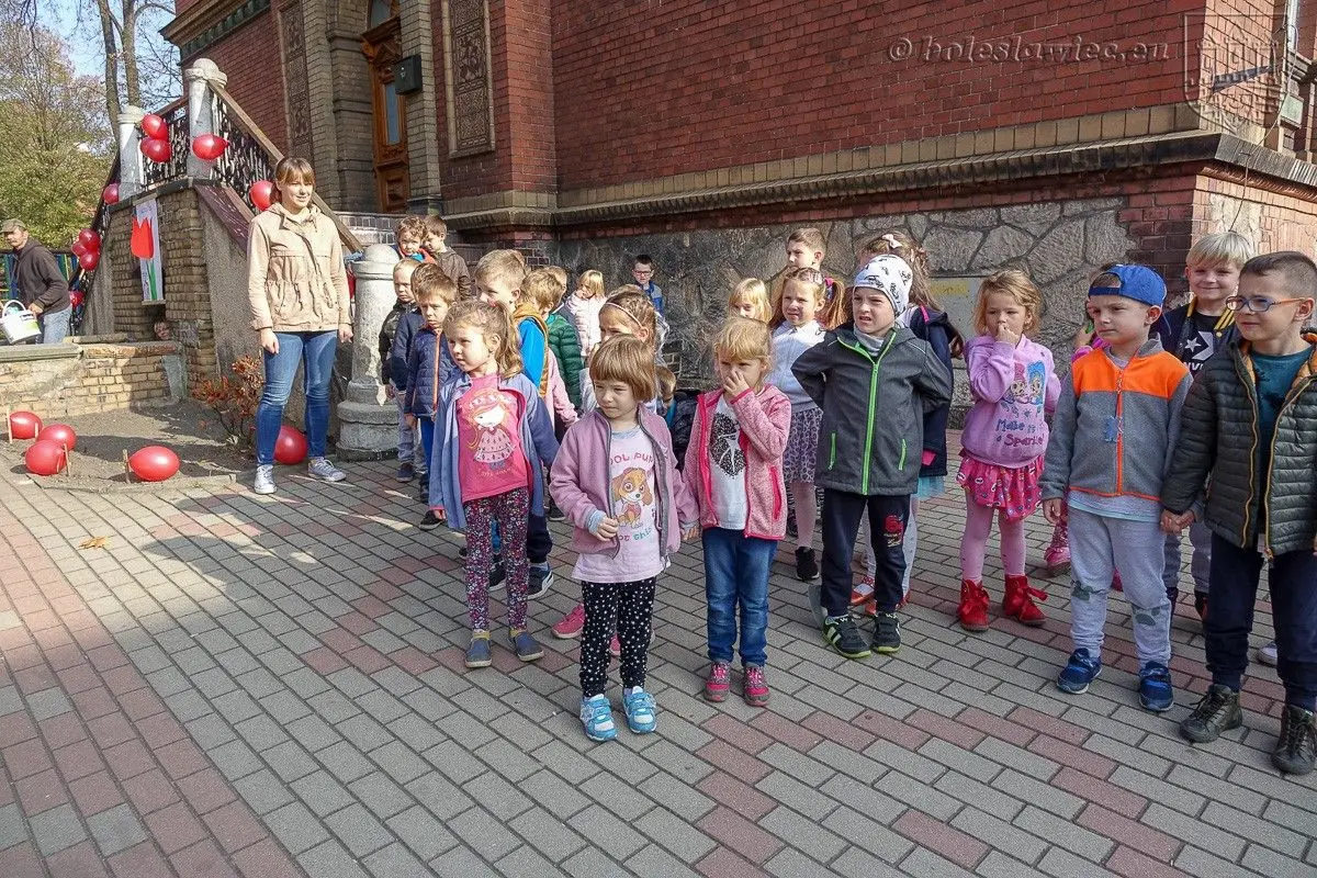 Przedszkolaki posadziły „Tulipany Mocy”, aby wesprzeć ciężko chore dzieciaki