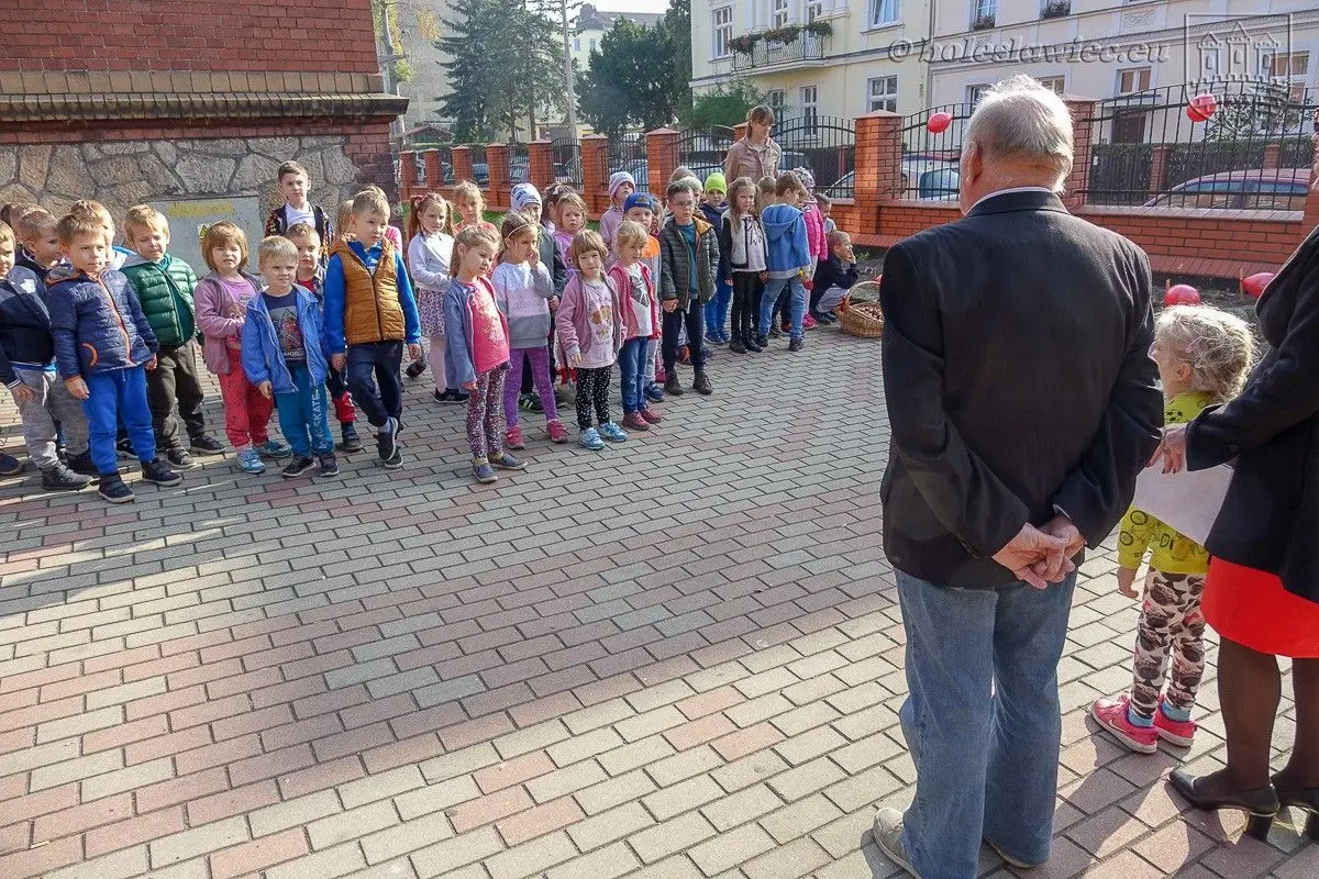 Przedszkolaki posadziły „Tulipany Mocy”, aby wesprzeć ciężko chore dzieciaki