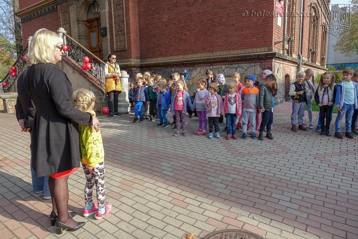 Przedszkolaki posadziły „Tulipany Mocy”, aby wesprzeć ciężko chore dzieciaki