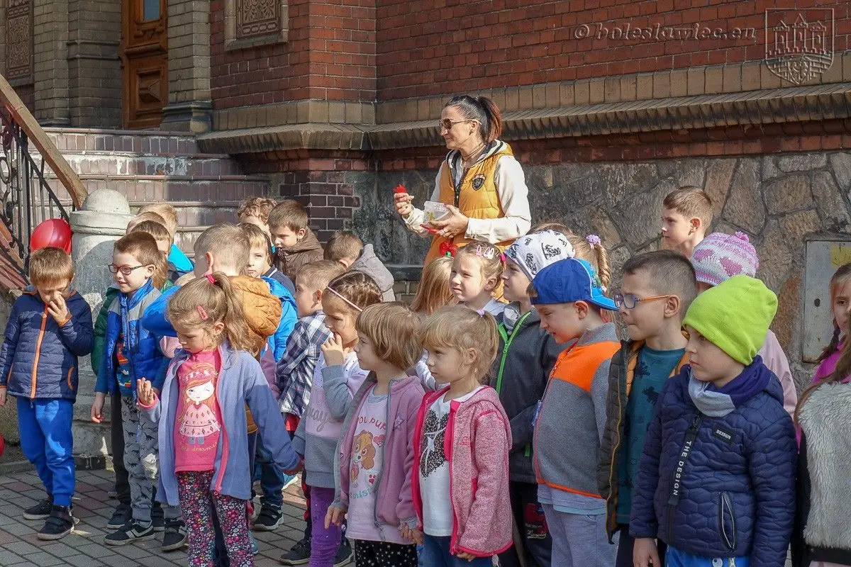 Przedszkolaki posadziły „Tulipany Mocy”, aby wesprzeć ciężko chore dzieciaki