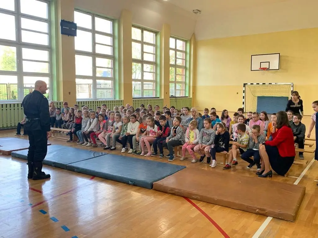 Strażacy w szkole. Pierwsza pomoc i ewakuacja osoby poszkodowanej