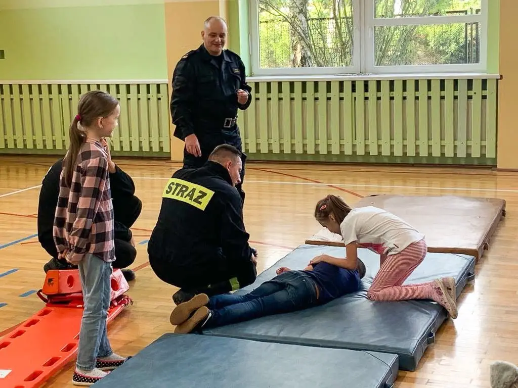 Strażacy w szkole. Pierwsza pomoc i ewakuacja osoby poszkodowanej
