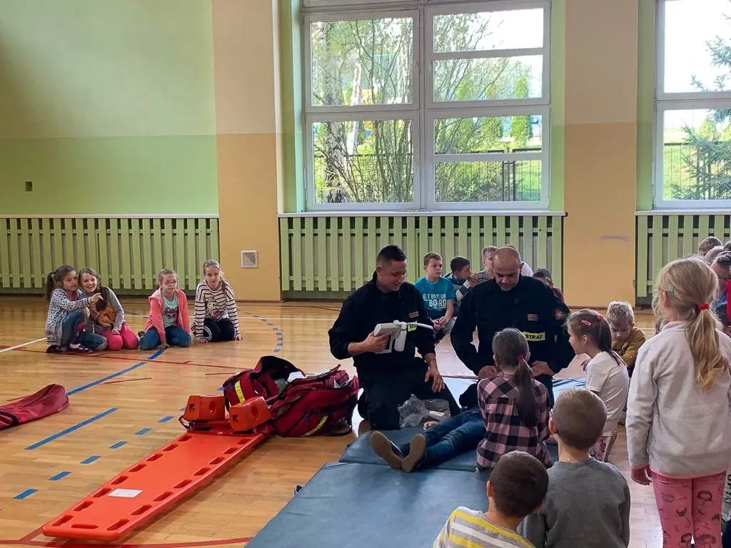 Strażacy w szkole. Pierwsza pomoc i ewakuacja osoby poszkodowanej