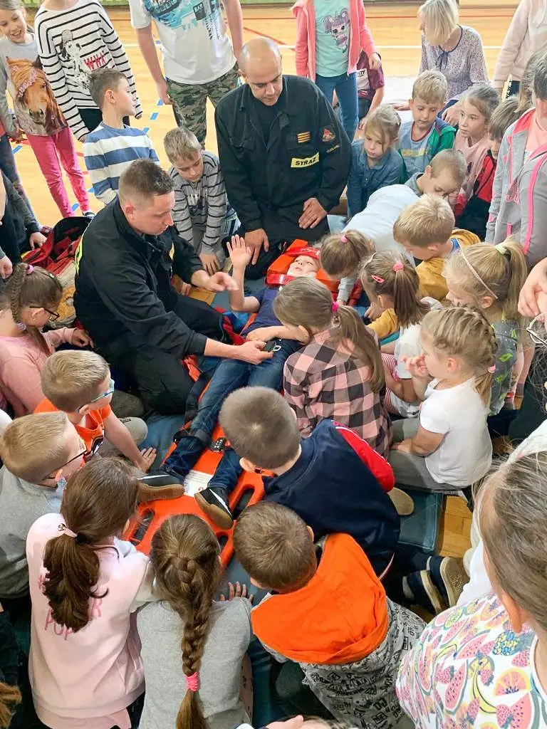 Strażacy w szkole. Pierwsza pomoc i ewakuacja osoby poszkodowanej