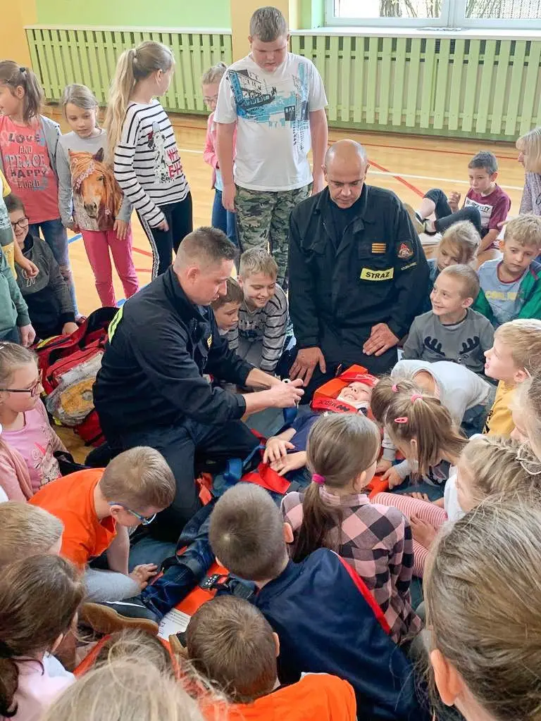 Strażacy w szkole. Pierwsza pomoc i ewakuacja osoby poszkodowanej