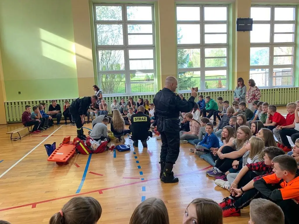 Strażacy w szkole. Pierwsza pomoc i ewakuacja osoby poszkodowanej