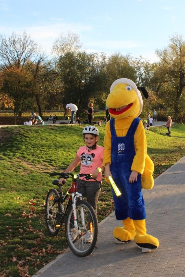 Mrówka rozdawała odblaski na skateparku