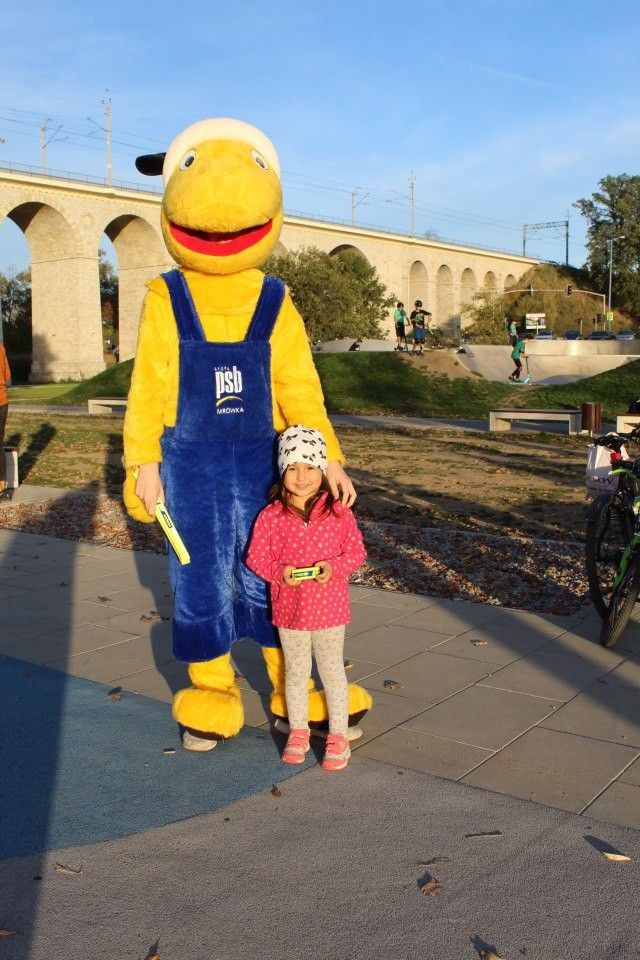 Mrówka rozdawała odblaski na skateparku