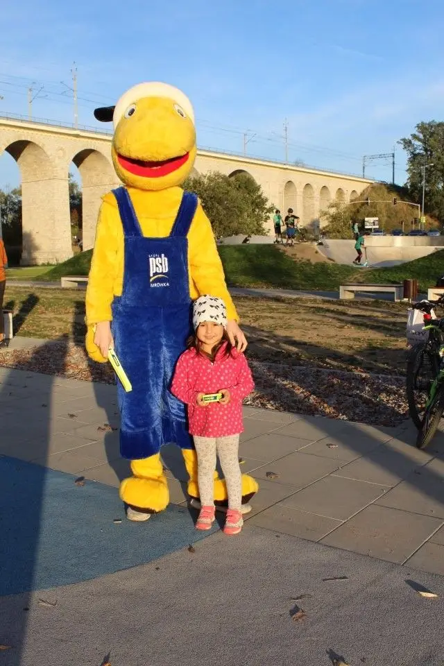 Mrówka rozdawała odblaski na skateparku