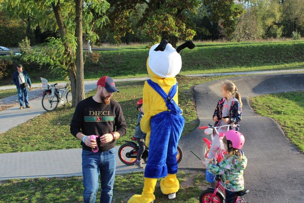 Mrówka rozdawała odblaski na skateparku