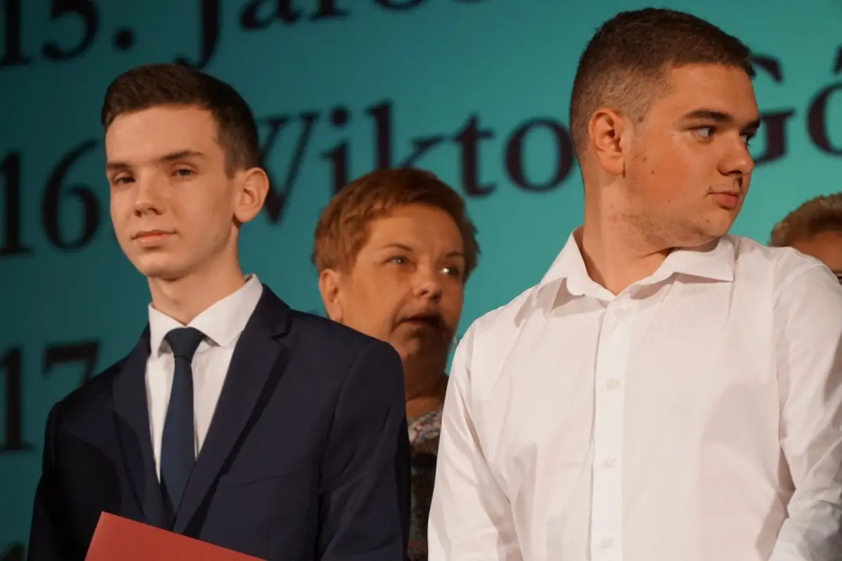 Najlepsi uczniowie i absolwenci powiatowych szkół uhonorowani