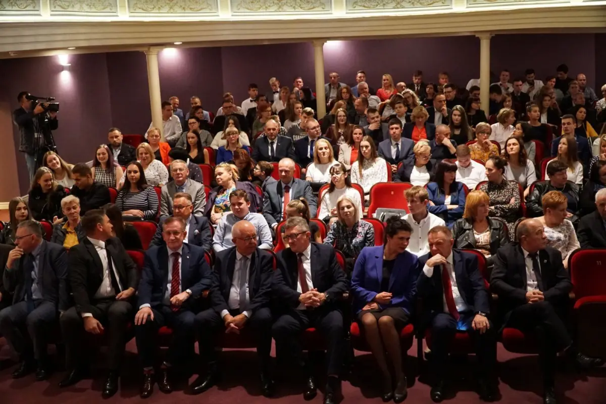 Najlepsi uczniowie i absolwenci powiatowych szkół uhonorowani