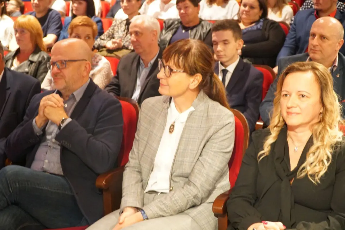 Najlepsi uczniowie i absolwenci powiatowych szkół uhonorowani