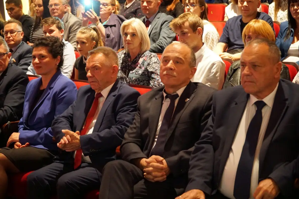 Najlepsi uczniowie i absolwenci powiatowych szkół uhonorowani