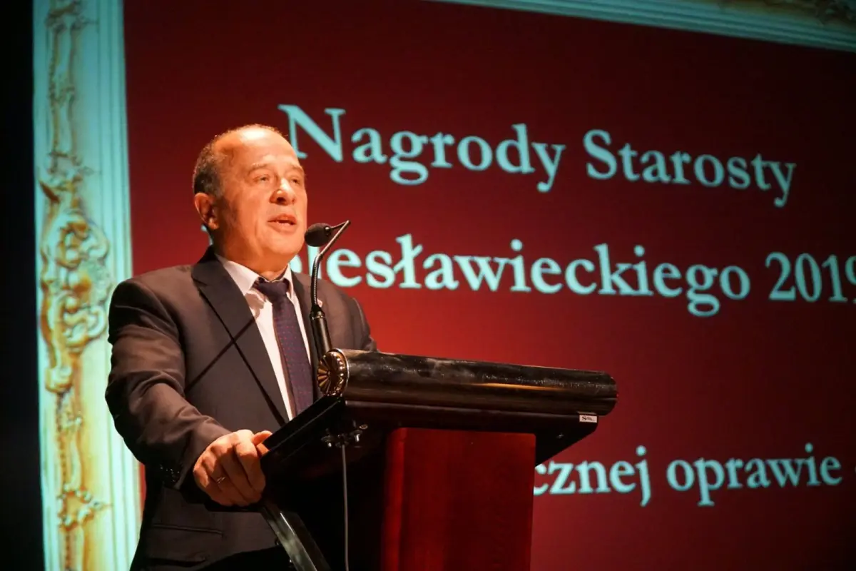 Najlepsi uczniowie i absolwenci powiatowych szkół uhonorowani