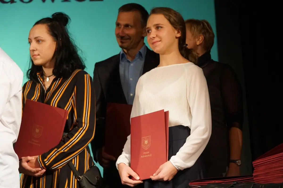 Najlepsi uczniowie i absolwenci powiatowych szkół uhonorowani