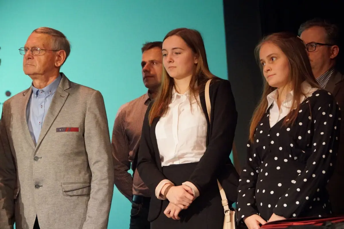 Najlepsi uczniowie i absolwenci powiatowych szkół uhonorowani