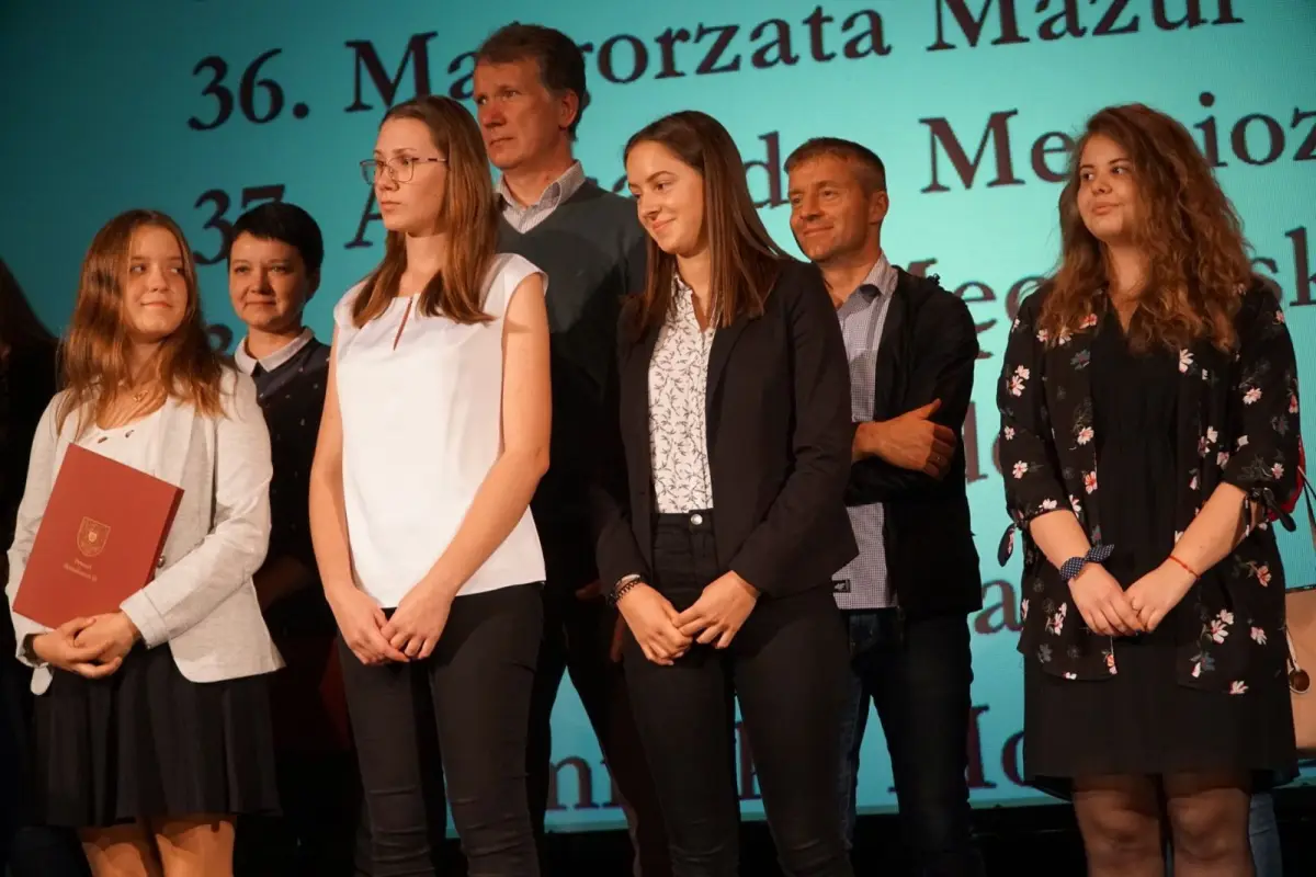 Najlepsi uczniowie i absolwenci powiatowych szkół uhonorowani