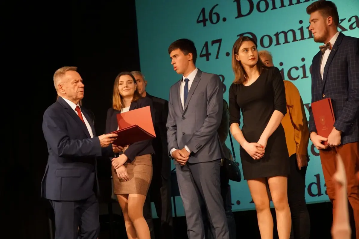 Najlepsi uczniowie i absolwenci powiatowych szkół uhonorowani