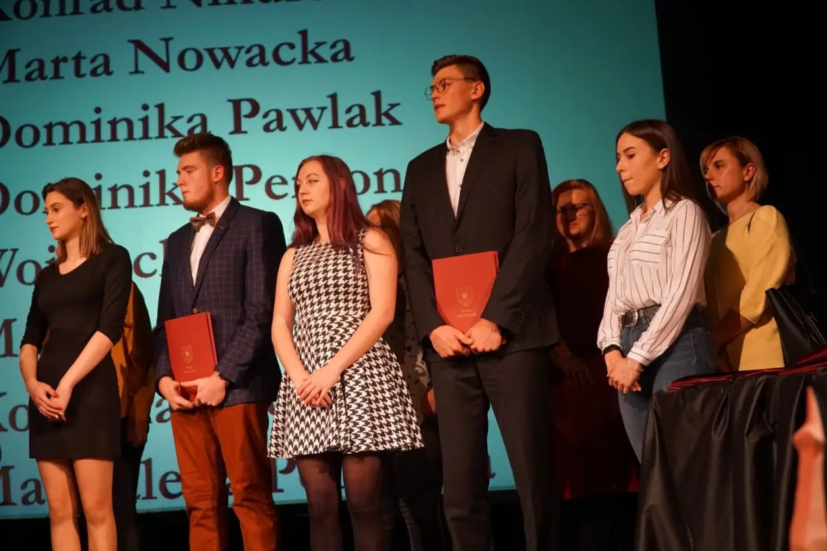 Najlepsi uczniowie i absolwenci powiatowych szkół uhonorowani