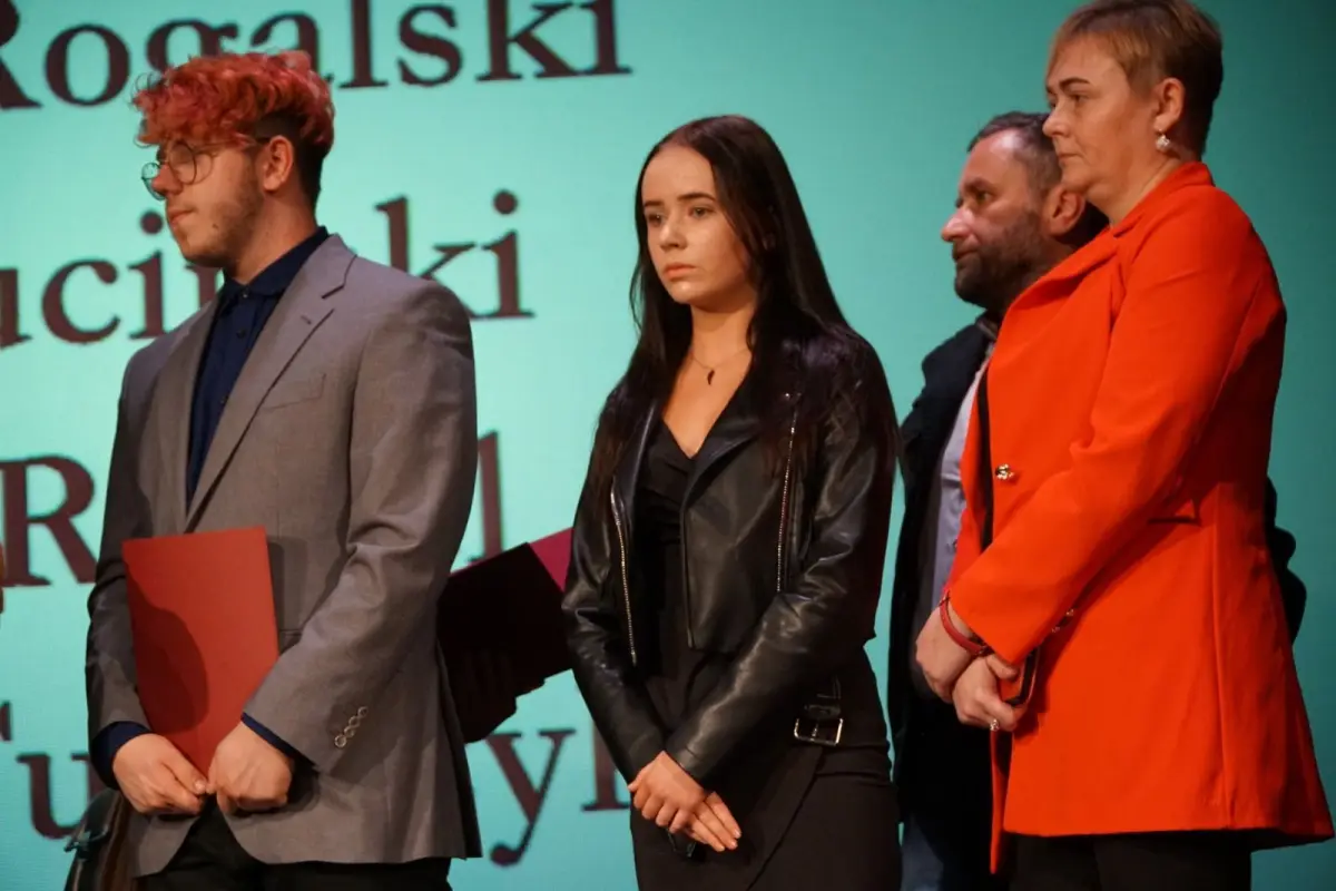 Najlepsi uczniowie i absolwenci powiatowych szkół uhonorowani