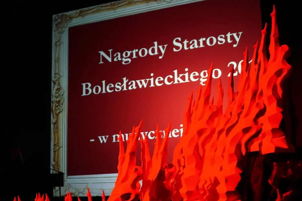 Najlepsi uczniowie i absolwenci powiatowych szkół uhonorowani