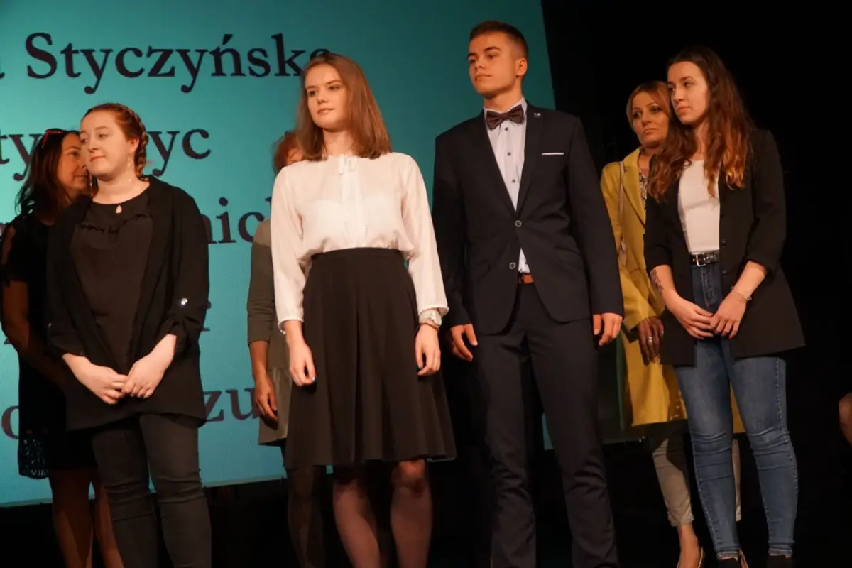 Najlepsi uczniowie i absolwenci powiatowych szkół uhonorowani