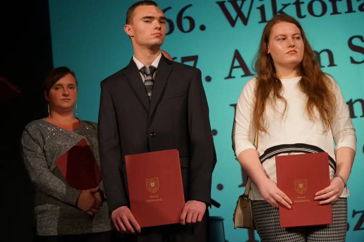 Najlepsi uczniowie i absolwenci powiatowych szkół uhonorowani
