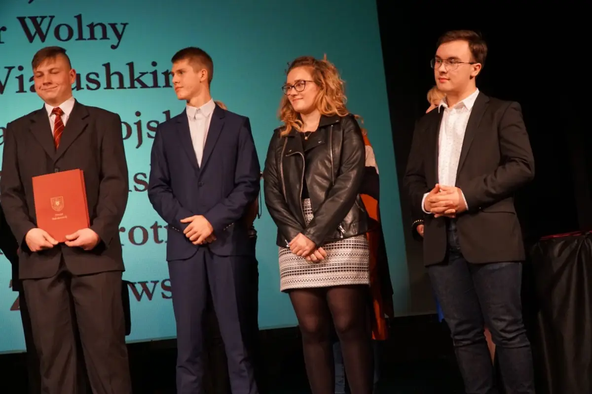 Najlepsi uczniowie i absolwenci powiatowych szkół uhonorowani