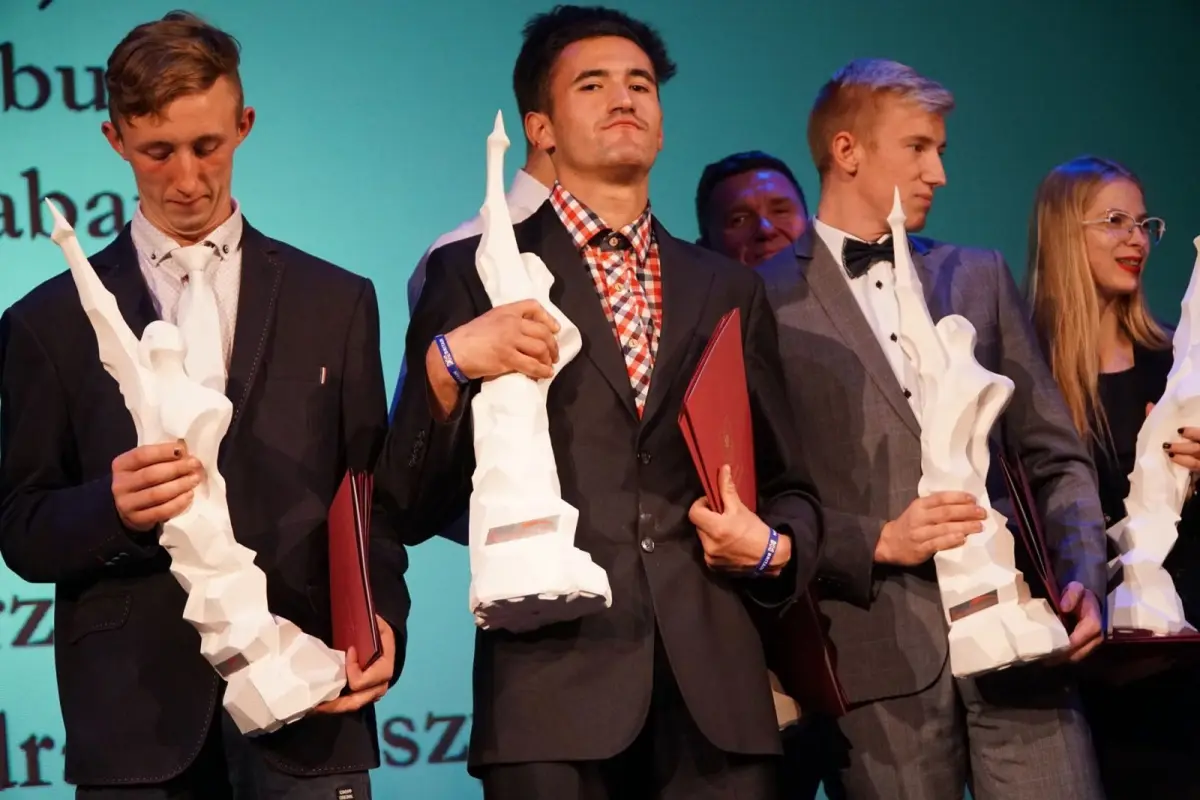 Najlepsi uczniowie i absolwenci powiatowych szkół uhonorowani