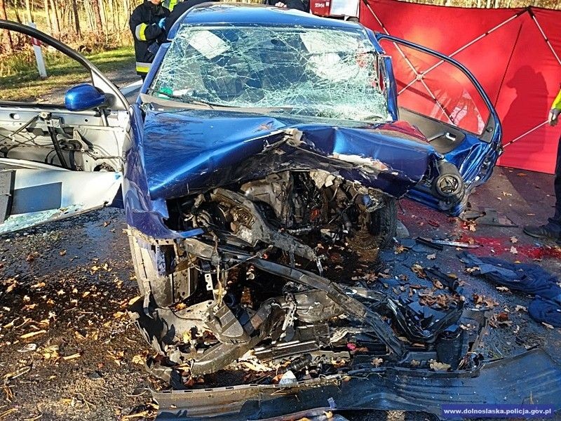 Śmiertelny wypadek. Czołówka dwóch pojazdów, kierowca seata zginął na miejscu