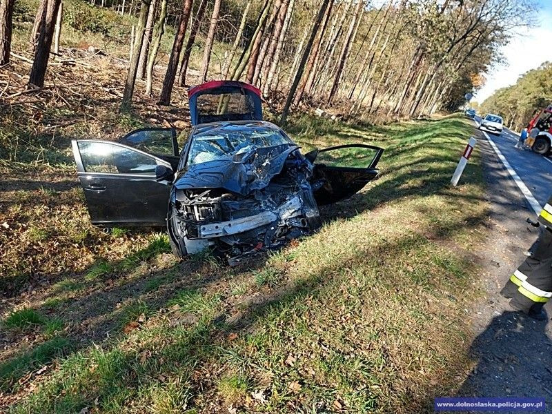 Śmiertelny wypadek. Czołówka dwóch pojazdów, kierowca seata zginął na miejscu