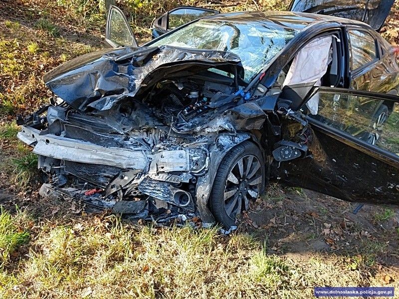 Śmiertelny wypadek. Czołówka dwóch pojazdów, kierowca seata zginął na miejscu