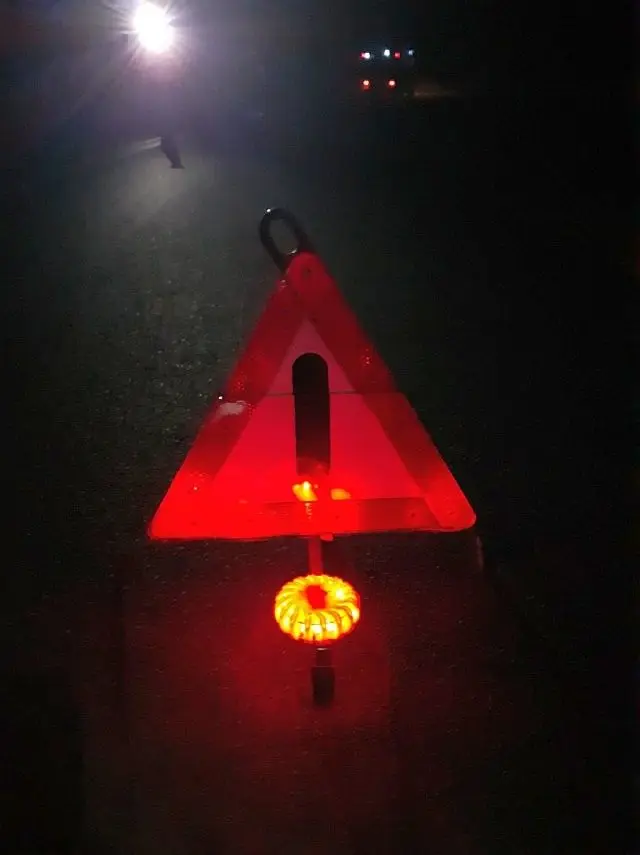Trójkąt ostrzegawczy na drodze między Krzyżową a Gromadką