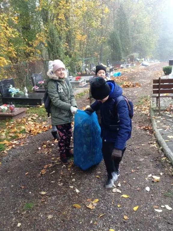 Uczniowie szkoły podstawowej nr 5 sprzątają cmentarz