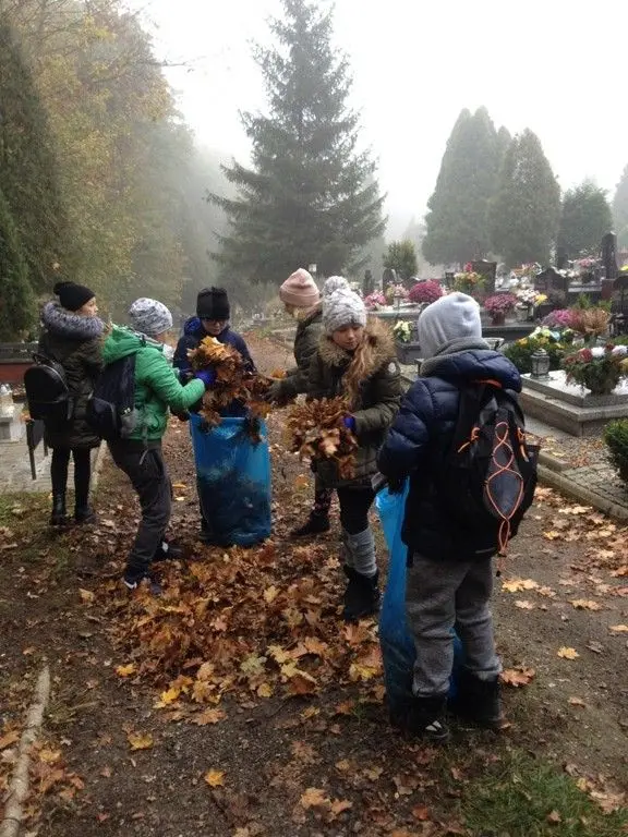 Uczniowie szkoły podstawowej nr 5 sprzątają cmentarz