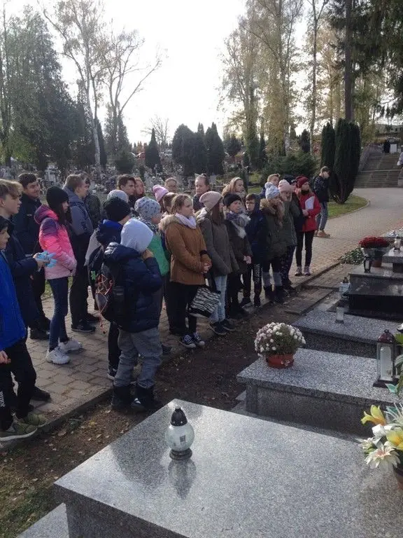 Uczniowie szkoły podstawowej nr 5 sprzątają cmentarz