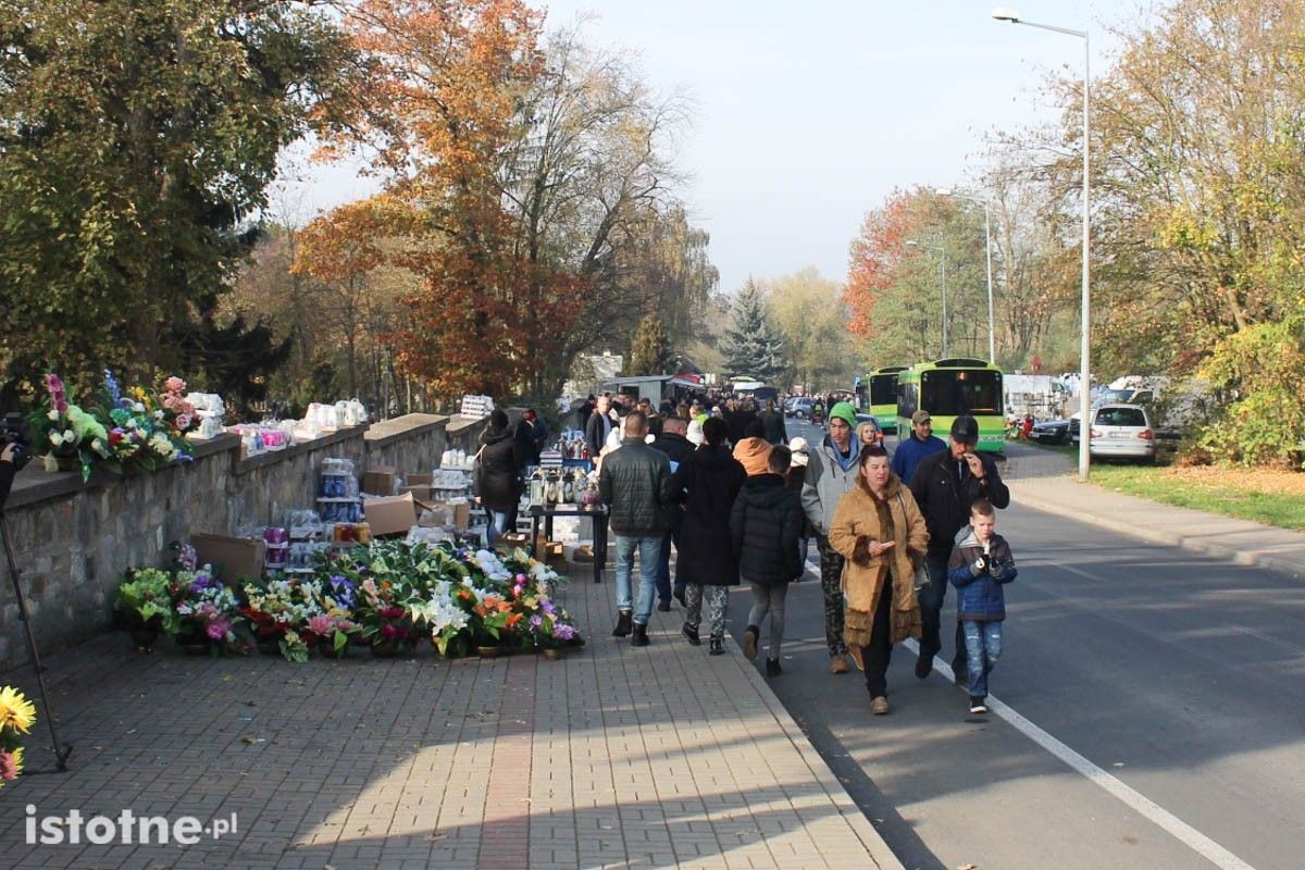 Tłumy na bolesławieckim cmentarzu