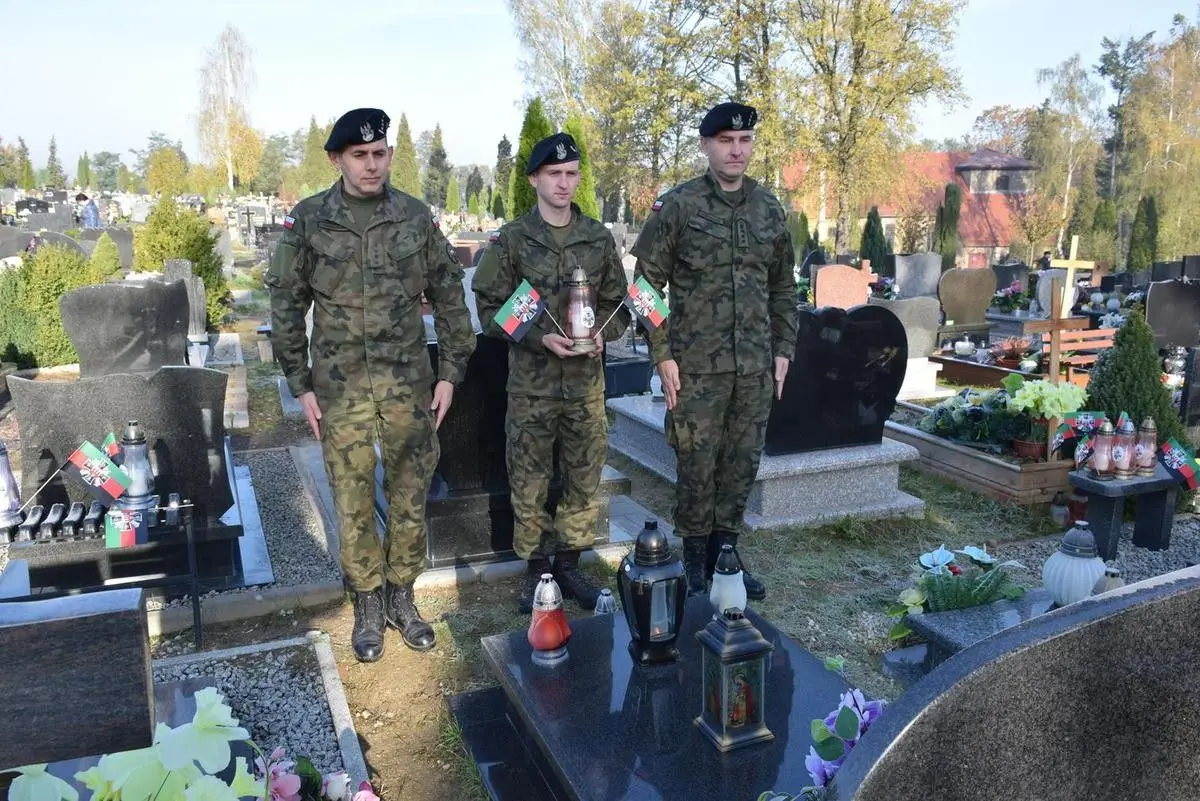 Pamiętają o zmarłych kolegach i żołnierzach poległych na wojnie