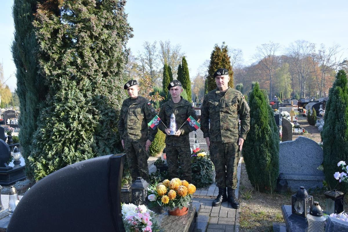 Pamiętają o zmarłych kolegach i żołnierzach poległych na wojnie