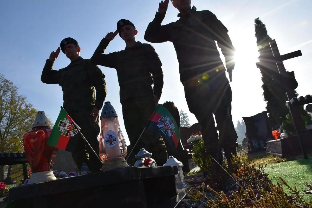 Pamiętają o zmarłych kolegach i żołnierzach poległych na wojnie