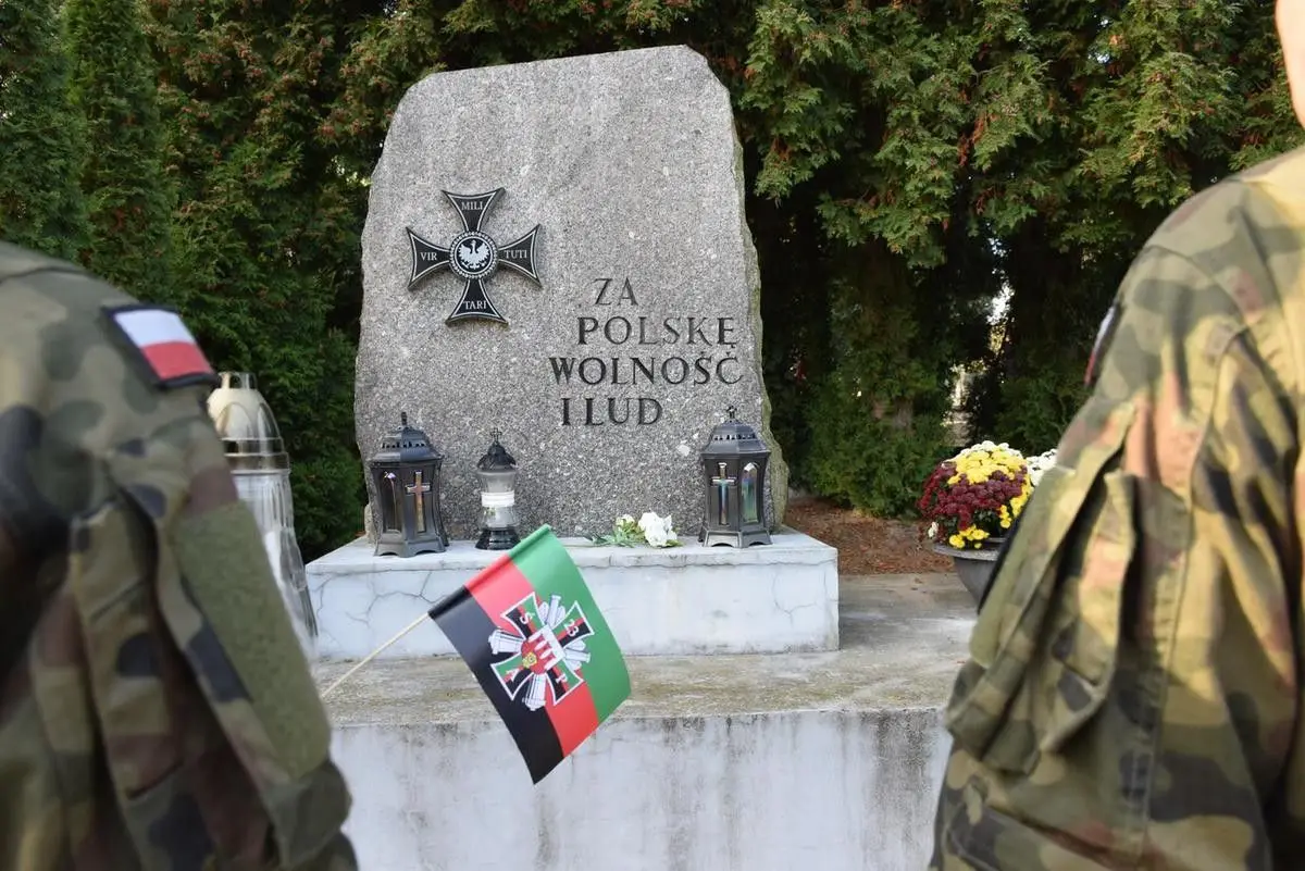 Pamiętają o zmarłych kolegach i żołnierzach poległych na wojnie